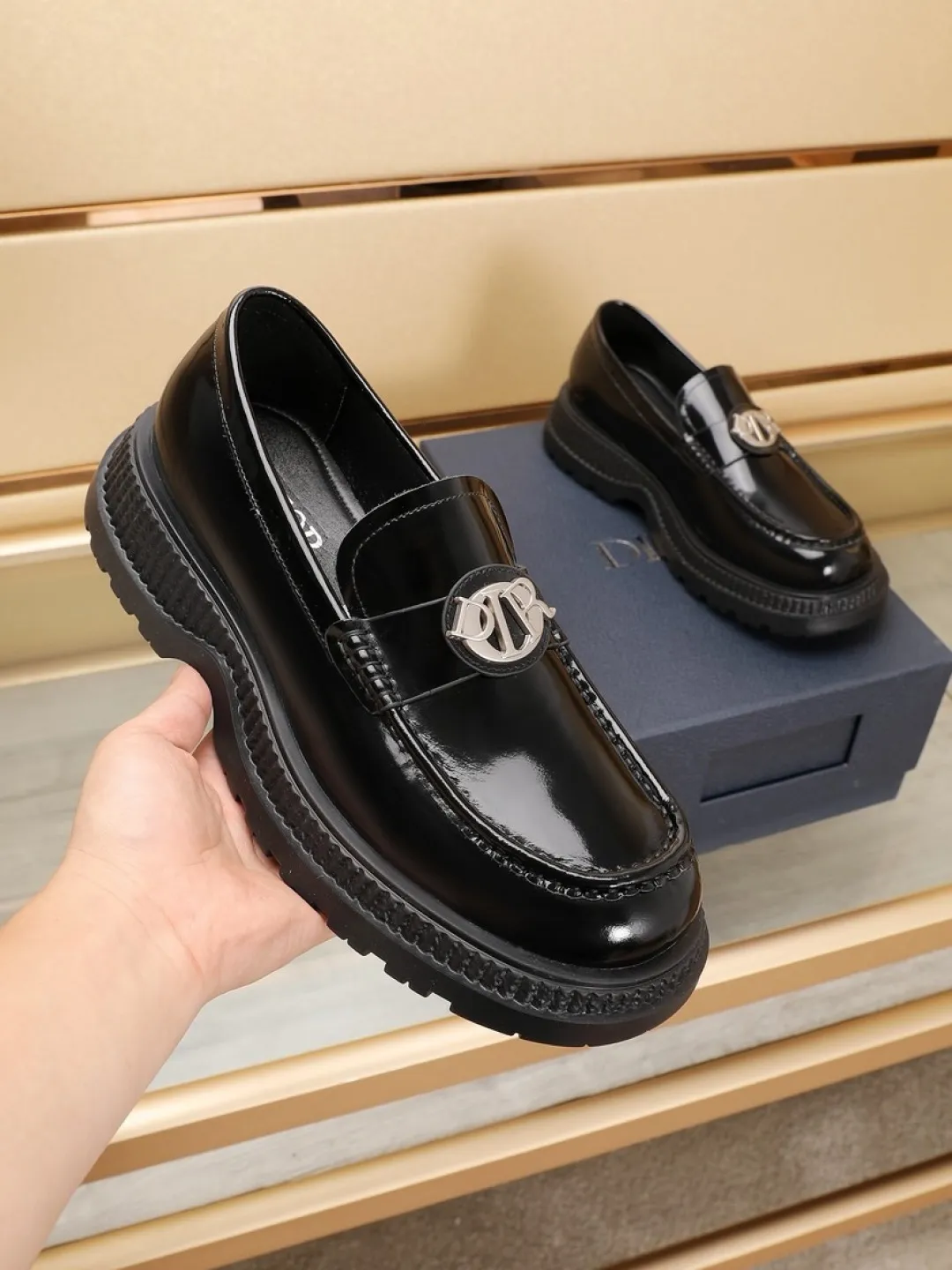 Factory P500💰dior 🆕Men's classic loafers, which combine classic shoe styles with retro California style. Slipper style design, easy to put on and take off. Crafted from top-grain cowhide leather, they feature a rubber lugged sole and the DIO* AND SHAWN signature in brass and enamel. Wear it with casual clothing or a suit. Size: 38-44 (45.46 customized